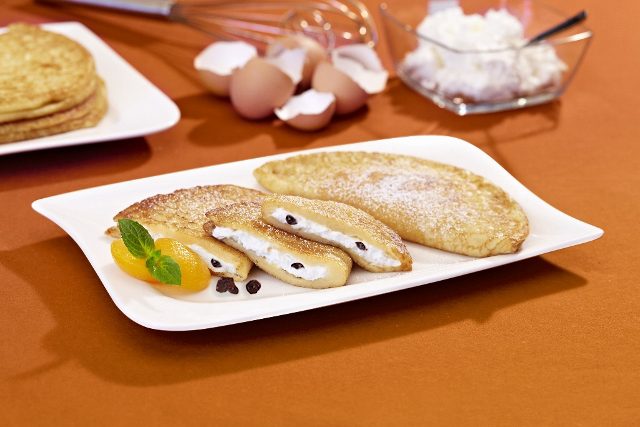 Eierpfannkuchen mit Quark-Rosinenfüllung